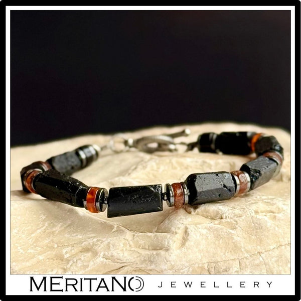 Bransoletka męska z kamieni - turmalin i granat hessonit. Widok na kamieniu