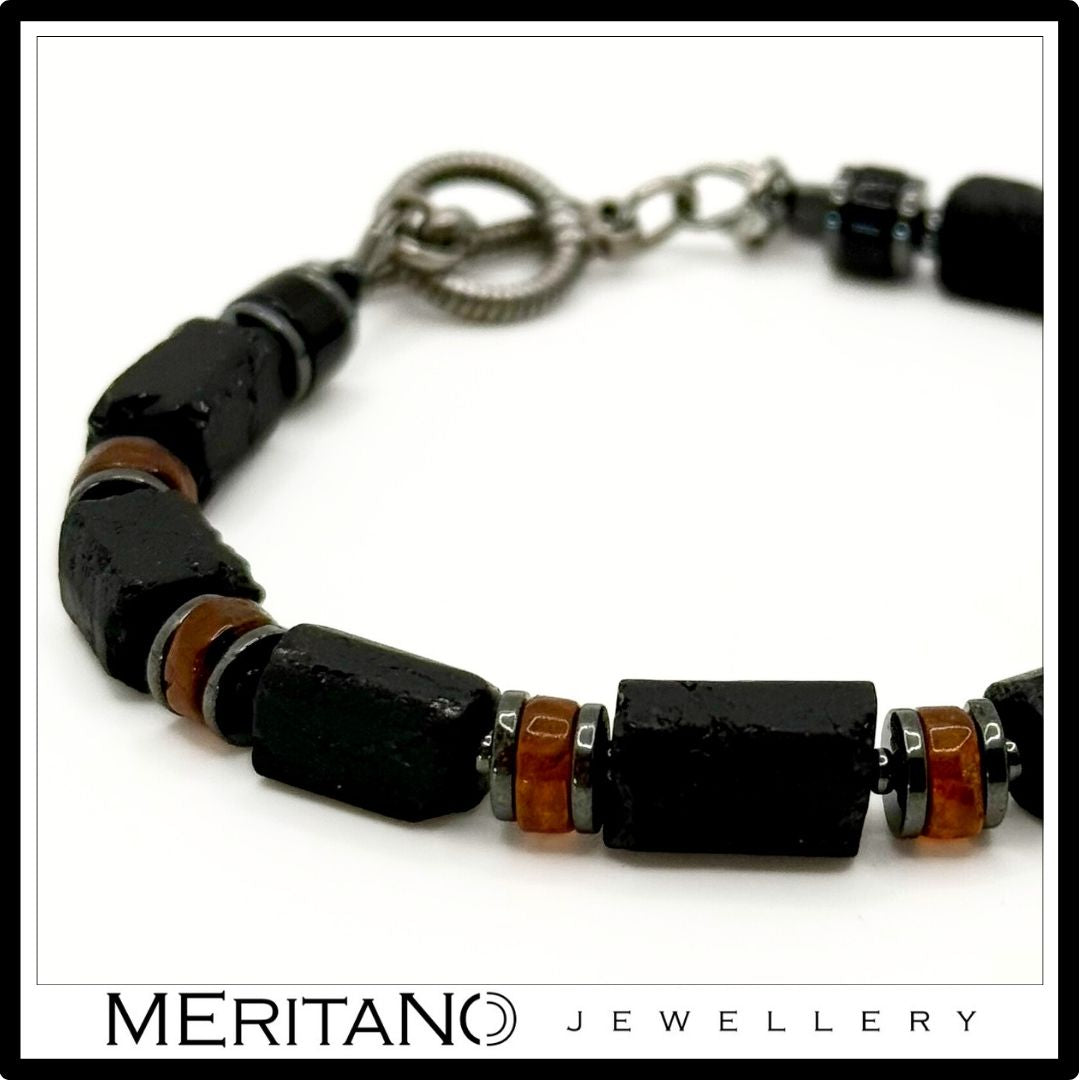 Bransoletka męska z czarnym kamieniem turmalin i z granatem. Zbliżenie na detale.