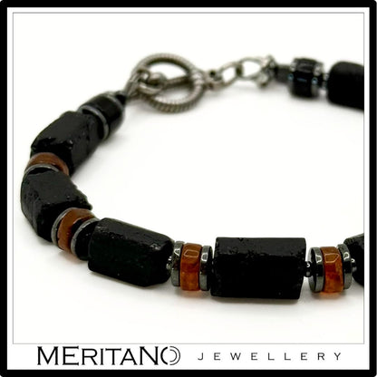 Bransoletka męska z czarnym kamieniem turmalin i z granatem. Zbliżenie na detale.