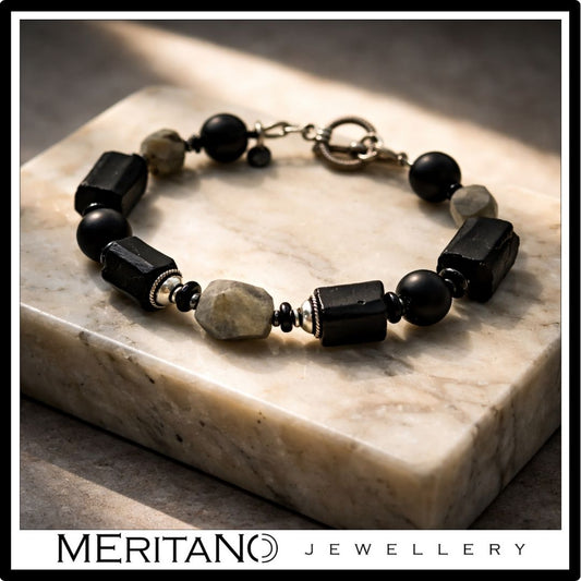 Bransoletka męska z turmalinem i labradorytem, dodatki ze srebra oksydowanego, leżąca na kamieniu