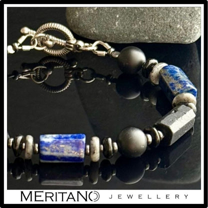 Bransoletka męska czarny turmalin i lapis lazuli na ciemnym tle - zbliżenie na detale