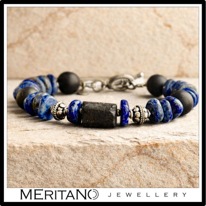 Bransoletka męska lapis lazuli i czarny turmalin leżąca na bloku kamiennym