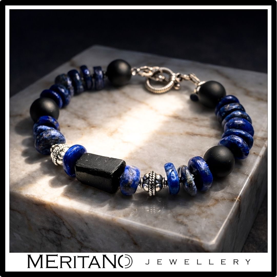 Bransoletka męska z turmalinem i lapis lazuli ze srebrem oksydowanym, leżąca na kamieniu