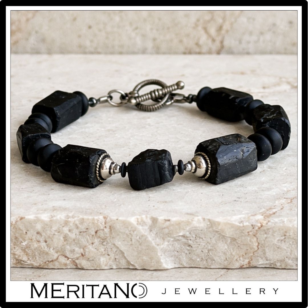 Bransoletka męska z czarnym turmalinem i onyksem, duże czarne kamienie - widok na jasnym podłożu