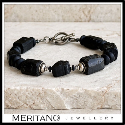 Bransoletka męska z czarnym turmalinem i onyksem, duże czarne kamienie - widok na jasnym podłożu