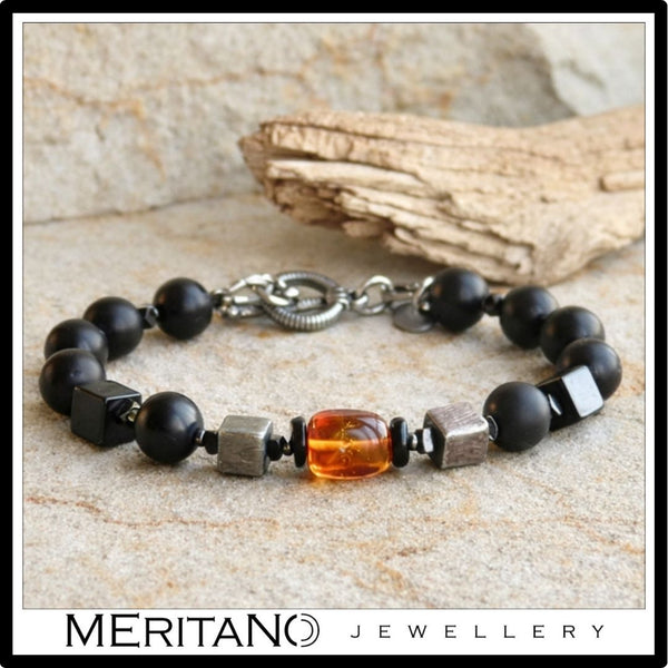 Bransoletka męska z kamieni - turmalin, onyks, bursztyn na jasnym tle