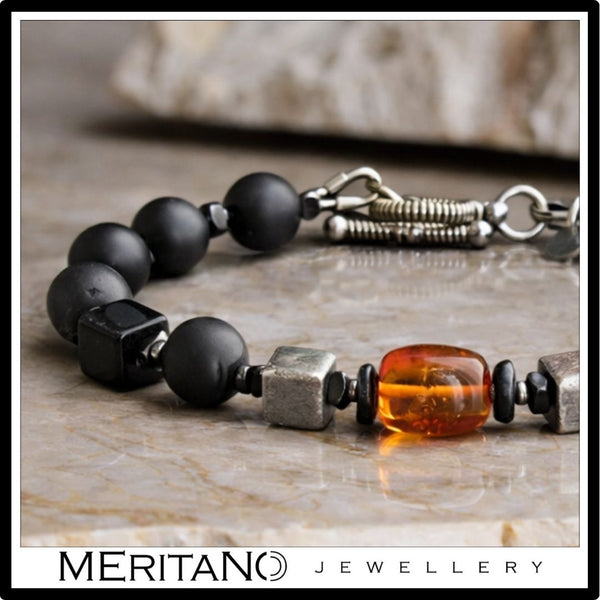 Bransoletka męska z czarnym turmalinem, onyksem i bursztynem w zbliżeniu