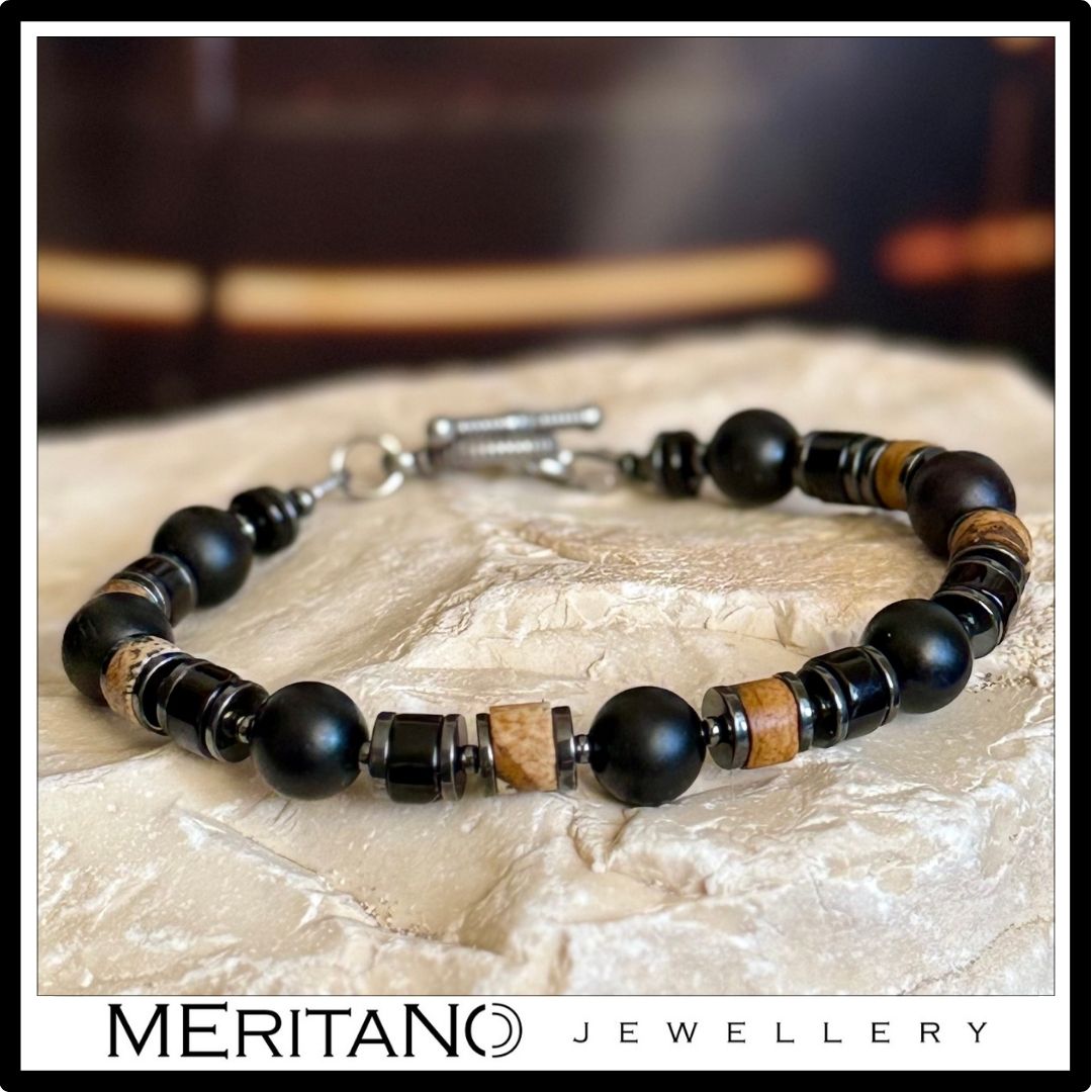 Bransoletka męska z kamieni czarny turmalin, onyks i jaspis brązowy, biżuteria Meritano Jewellery - widok z przodu na kamieniu