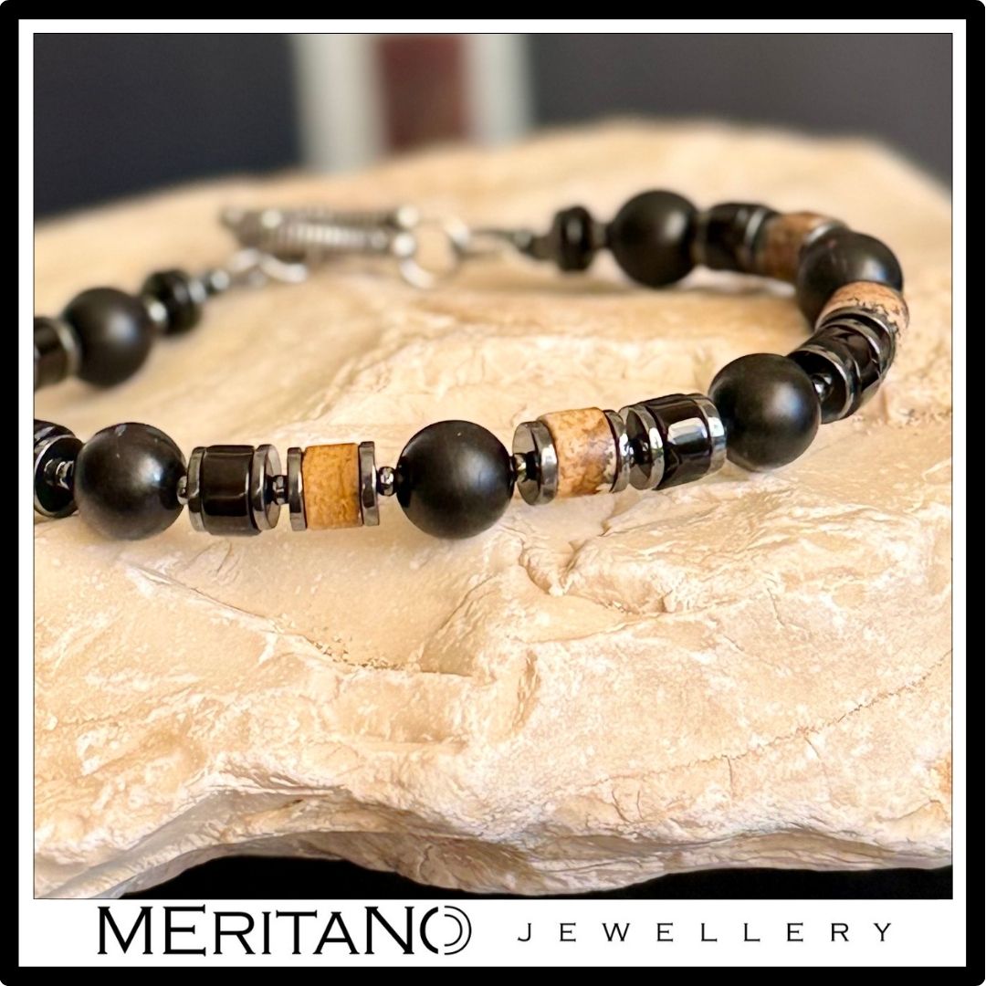 Męska bransoletka z turmalinem, onyksem i jaspisem - widok na jasnym kamieniu