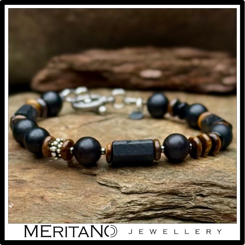 Bransoletka męska turmalin i tygrysie oko, leżąca na kamieniu