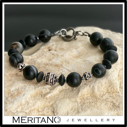 Bransoletka męska z kamieni onyks i agat  - widok na jasnym kamieniu