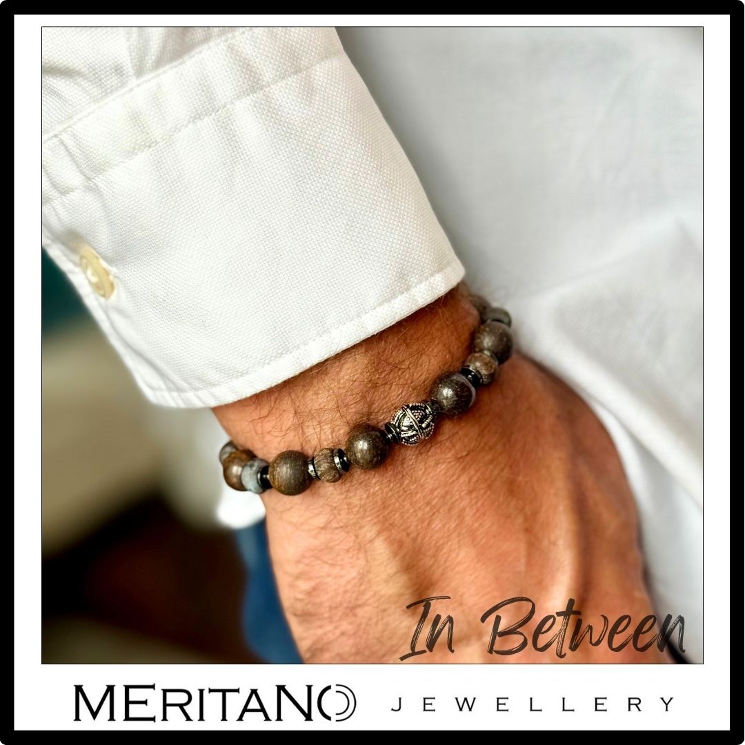 Męska bransoletka z kamieni brązowych - widok na ręce