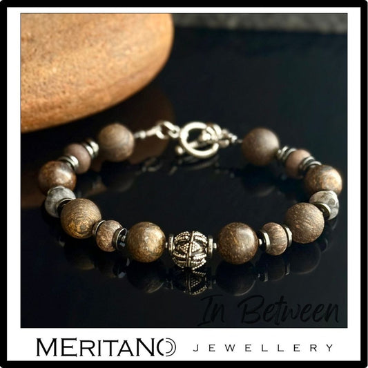 Bransoletka męska z kamieni bronzyt na ciemnym tle Bransoletka męska z kamieni bronzyt na ciemnym tle