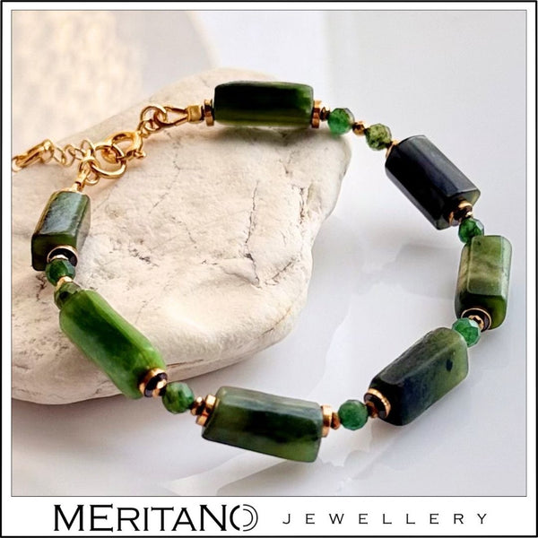 Bransoletka z zielonych kamieni naturalnych jade i nefrytu obok jasnego kamienia