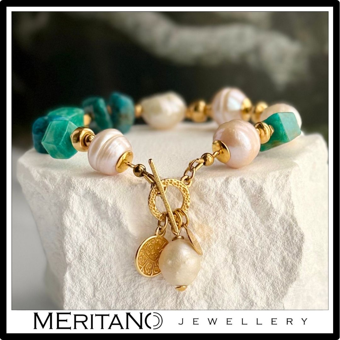 Bransoletka z perłami, amazonitem i apatytem z zawieszką - widok na białym kamieniu