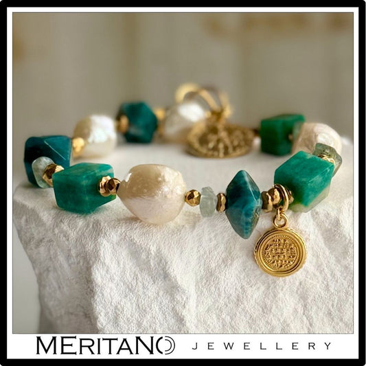 Bransoletka z pereł naturalnych z amazonitem i apatytem z zawieszką. Biżuteria Meritano Jewellery. Widok z przodu na białym kamieniu. Bransoletka z pereł naturalnych z amazonitem i apatytem z zawieszką. Biżuteria Meritano Jewellery. Widok z przodu na białym kamieniu.