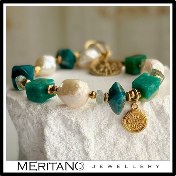 Bransoletka z pereł naturalnych z amazonitem i apatytem z zawieszką. Biżuteria Meritano Jewellery. Widok z przodu na białym kamieniu.