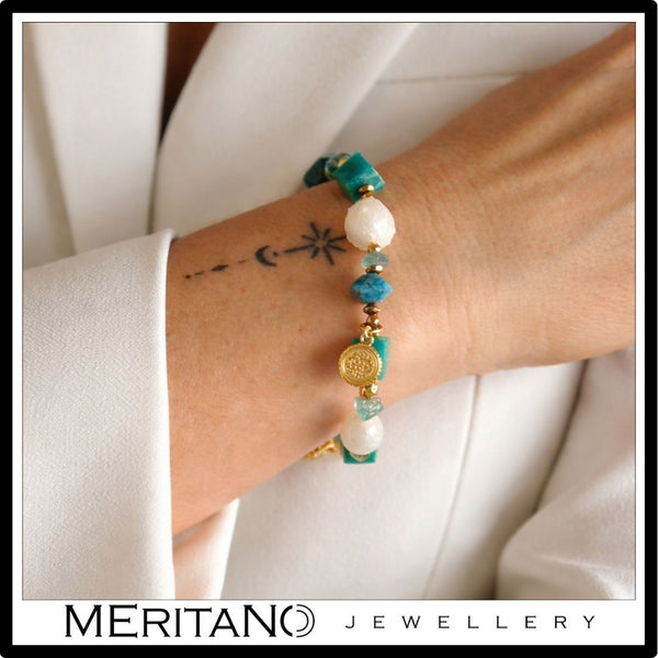 Bransoletka z perłami i amazonitem - widok na ręce