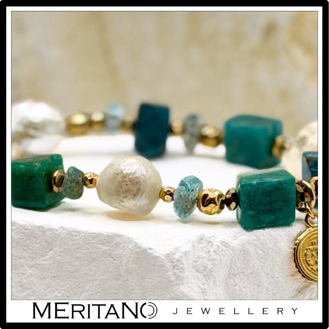 Bransoletka z perłami barokowymi i amazonitem,  moneta pozłacana - widok na detale