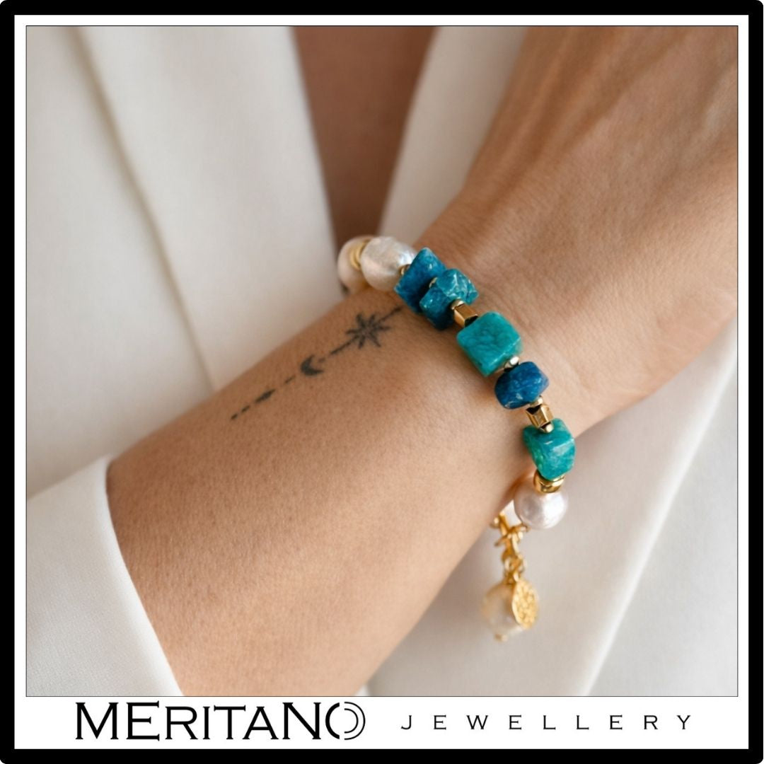 Bransoletka z perłami, apatytem i amazonitem - widok na ręce