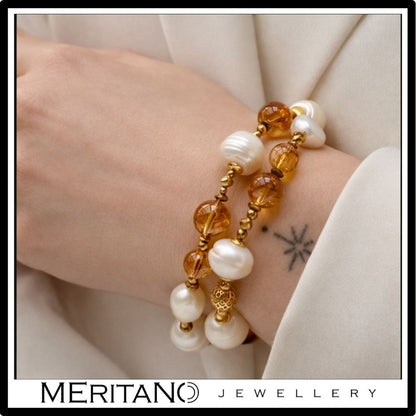 Bransoletka z perłami naturalnymi i cytrynem, z zawieszkami na ręce