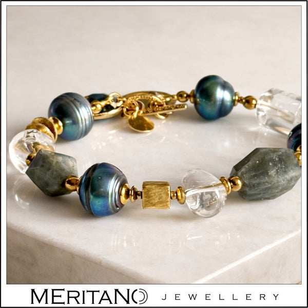 Bransoletka z zielonymi perłami barokowymi, kryształem górskim i labradorytem w złotej oprawie – zbliżenie