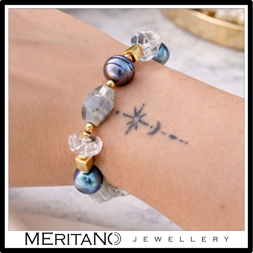 Bransoletka z pereł naturalnych, labradorytu i kryształu górskiego na nadgarstku