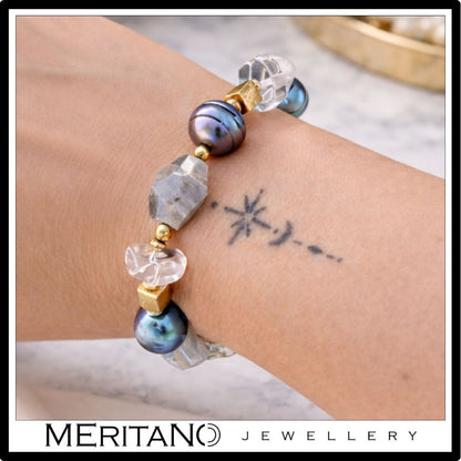 Bransoletka z pereł naturalnych, labradorytu i kryształu górskiego na nadgarstku