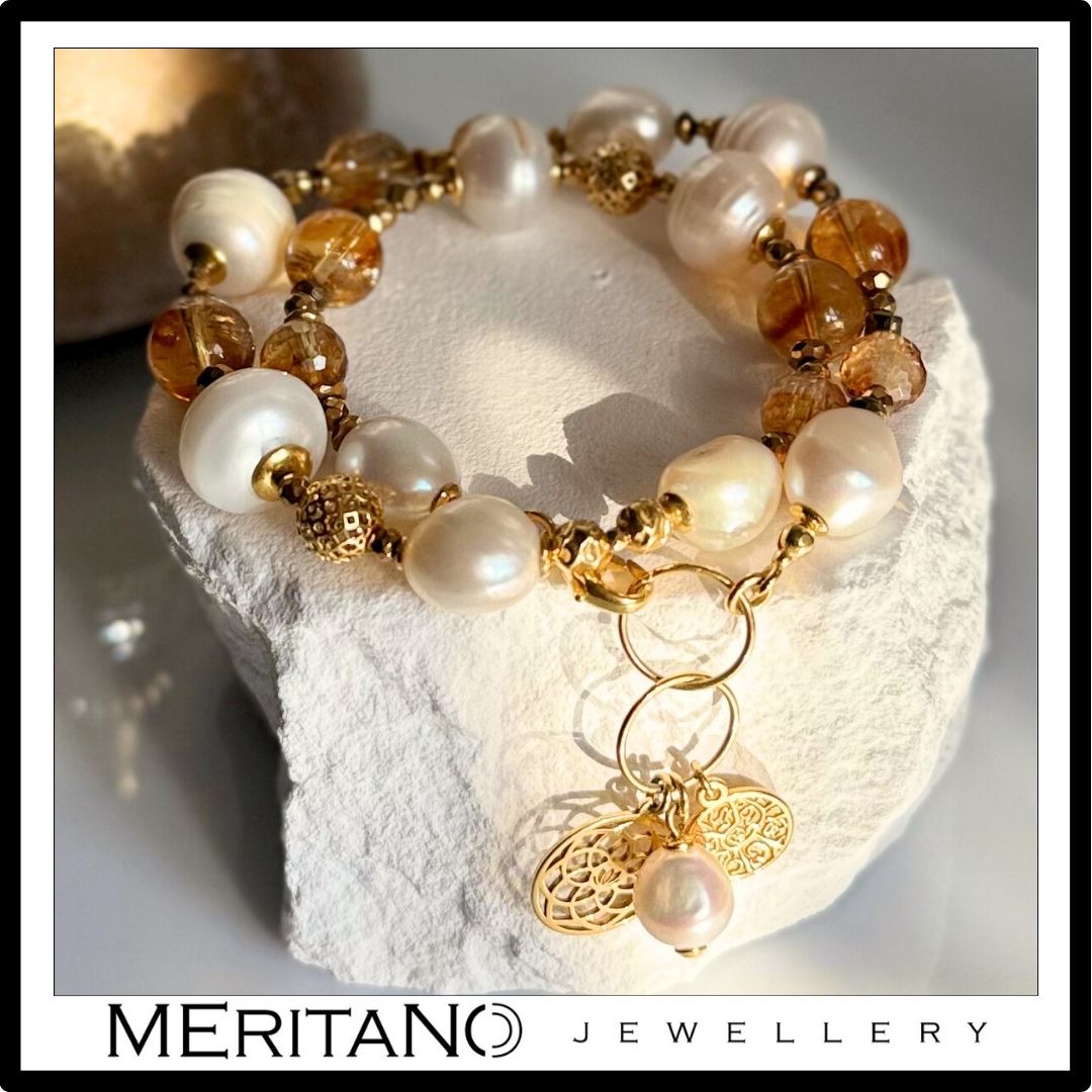 Bransoletka z pereł naturalnych z cytrynem i złotą zawieszką - biżuteria Meritano Jewellery - widok na białym kamieniu