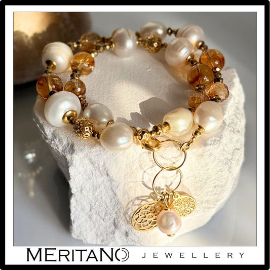 Bransoletka z pereł naturalnych z cytrynem i złotą zawieszką - biżuteria Meritano Jewellery - widok na białym kamieniu