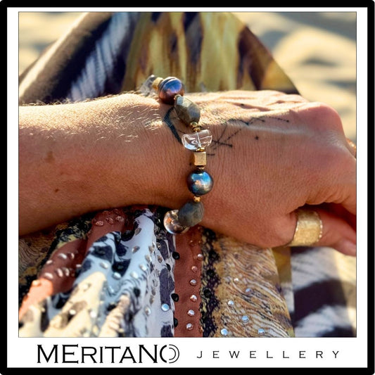 Bransoletka z pereł naturalnych, labradorytu i kryształu górskiego na nadgarstku, w świetle słońca – Meritano Jewellery. Bransoletka z pereł naturalnych, labradorytu i kryształu górskiego na nadgarstku, w świetle słońca – Meritano Jewellery.