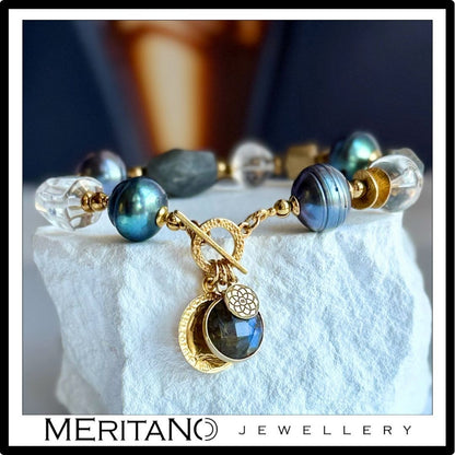 Bransoletka z perłami barokowymi, kryształem górskim i labradorytem, ze złotymi dodatkami, biżuteria autorska Meritano Jewellery - widok na białym kamieniu