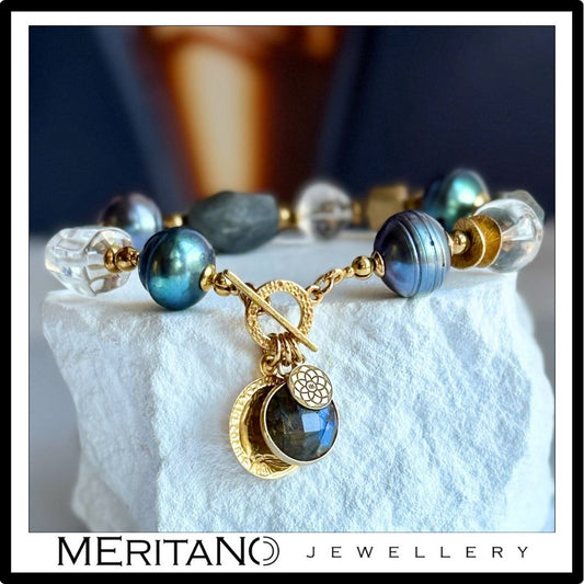 Bransoletka z perłami barokowymi, kryształem górskim i labradorytem, ze złotymi dodatkami, biżuteria autorska Meritano Jewellery - widok na białym kamieniu