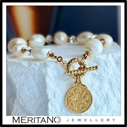 Bransoletka z perłami naturalnymi i złotą monetą - biżuteria autorska Meritano Jewellery. Widok na białym kamieniu Bransoletka z perłami naturalnymi i złotą monetą - biżuteria autorska Meritano Jewellery. Widok na białym kamieniu