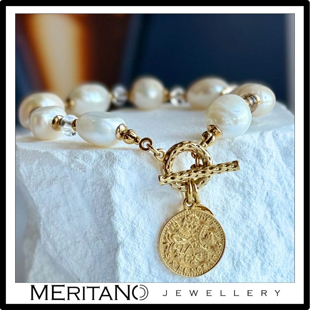 Bransoletka z perłami naturalnymi i złotą monetą - biżuteria autorska Meritano Jewellery. Widok na białym kamieniu
