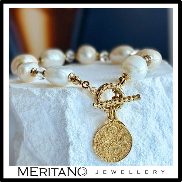 Bransoletka z perłami naturalnymi i złotą monetą - biżuteria autorska Meritano Jewellery. Widok na białym kamieniu