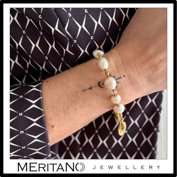 Bransoletka z pereł naturalnych z kryształem i zawieszką monetą. Srebro pozłacane.