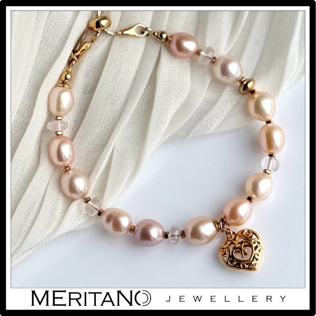 Bransoletka z pereł naturalnych i morganitu, różowa z zawieszką w kształcie serca - widok na białym materiale