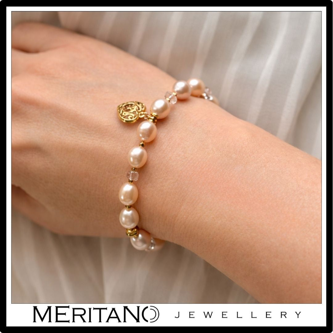 Bransoletka z pereł naturalnych i morganitu, różowa z zawieszką w kształcie serca - widok na ręce