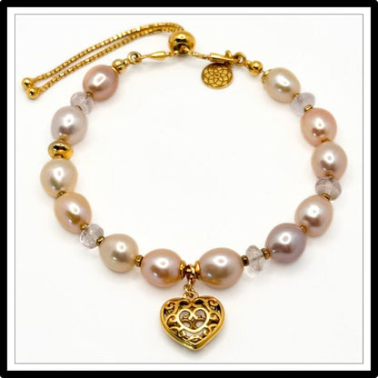 Bransoletka z pereł naturalnych i morganitu, różowa z zawieszką w kształcie serca - widok  z góry