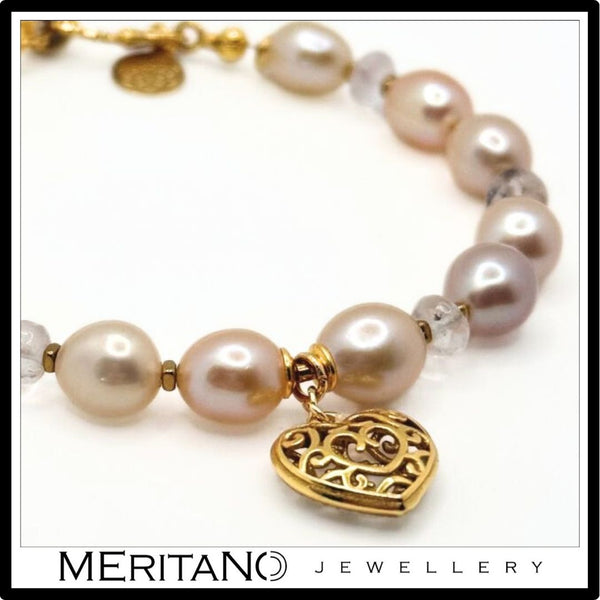 Bransoletka z różowych pereł naturalnych i morganitu zawieszką w kształcie serca - widok na detale