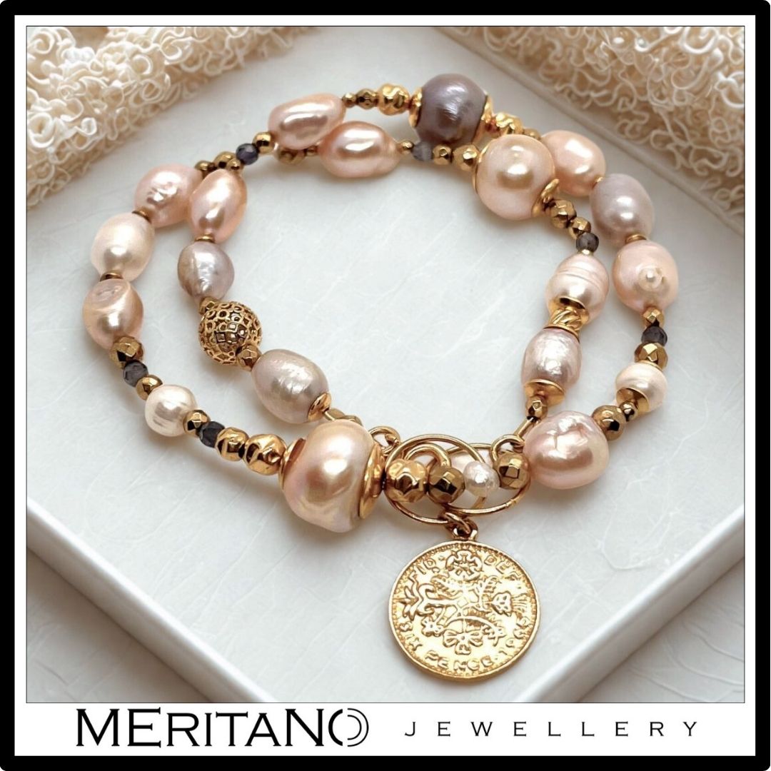 różowa bransoletka z perłami, iolitem i monetą - widok na podstawce