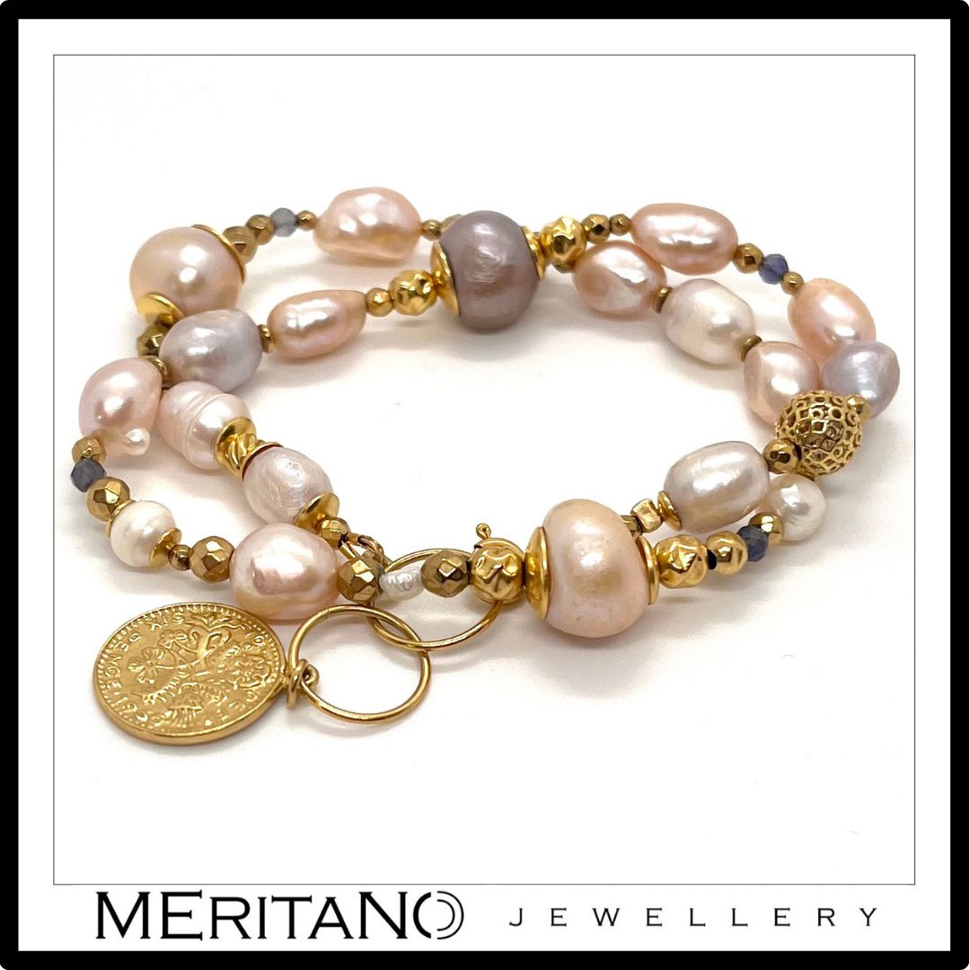 Bransoletka różowe perły i moneta - widok z boku
