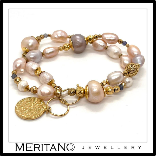 Bransoletka różowe perły i moneta - widok z boku
