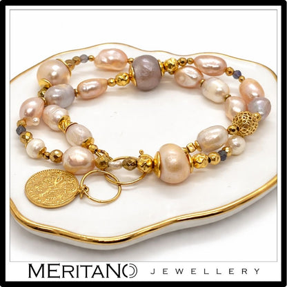 Bransoletka z pereł barkowych i iolitu, podwójna z zawieszką - widok na talerzyku