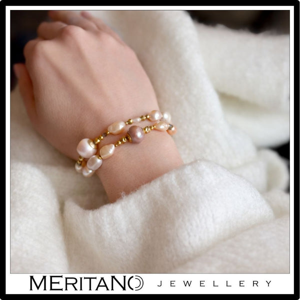 bransoletka z pereł barokowych w różowym odcieniu na ręce