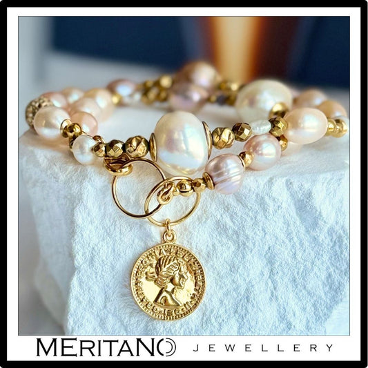 Bransoletka z różowymi perłami barokowymi i złotą monetą leżąca na białym kamieniu. biżuteria Meritano Jewellery Bransoletka z różowymi perłami barokowymi i złotą monetą leżąca na białym kamieniu. biżuteria Meritano Jewellery