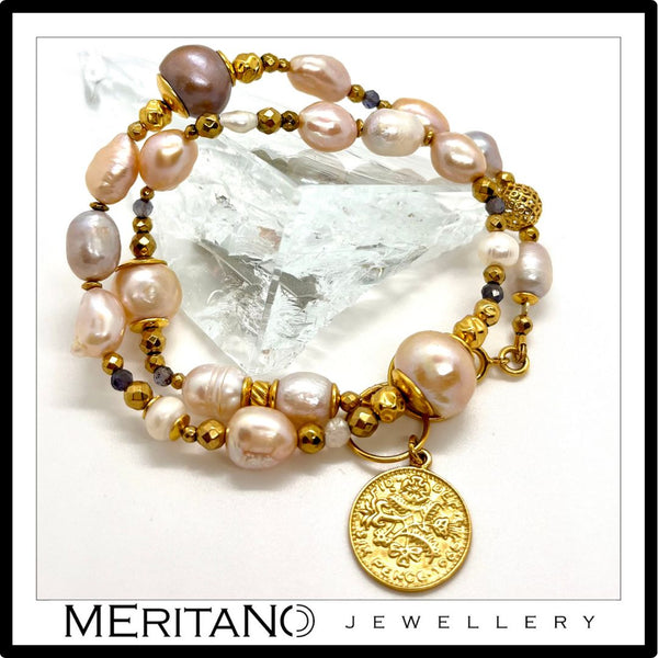 różowa bransoletka z perłami, iolitem i monetą