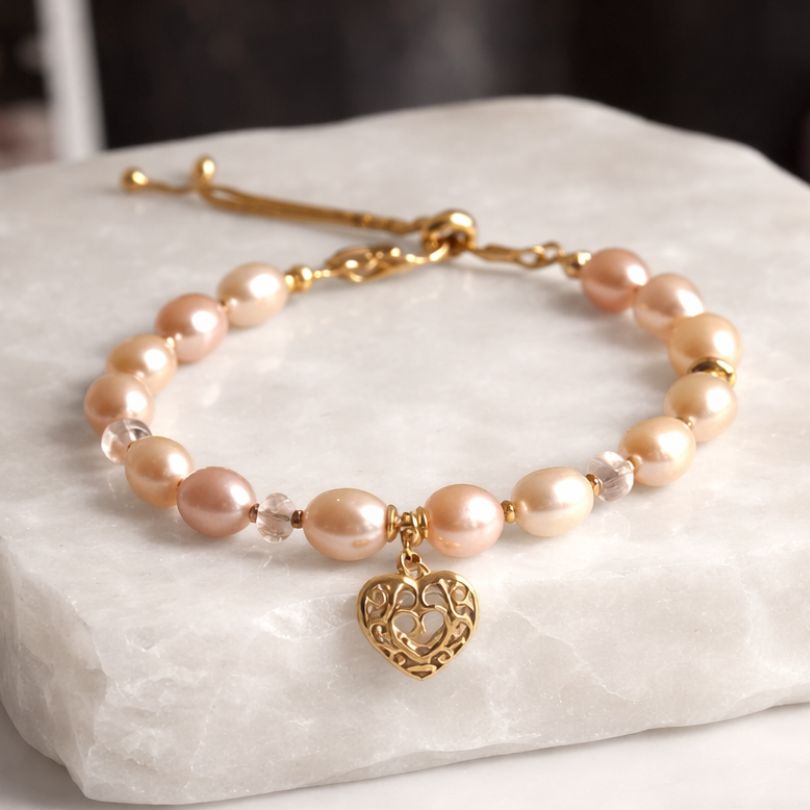 Bransoletka z różowych pereł z ażurową zawieszką serce na płaskim alabastrze – Meritano Jewellery