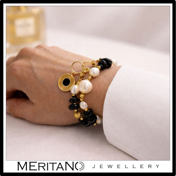 bransoletka z perłami turmalinem na ręce